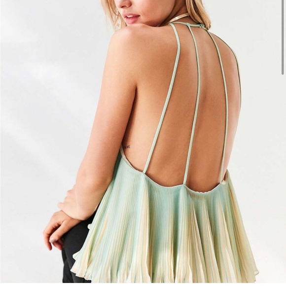 BRAND NEW Urban Outfitters Flowy Open Back Top - Picture 2 of 7